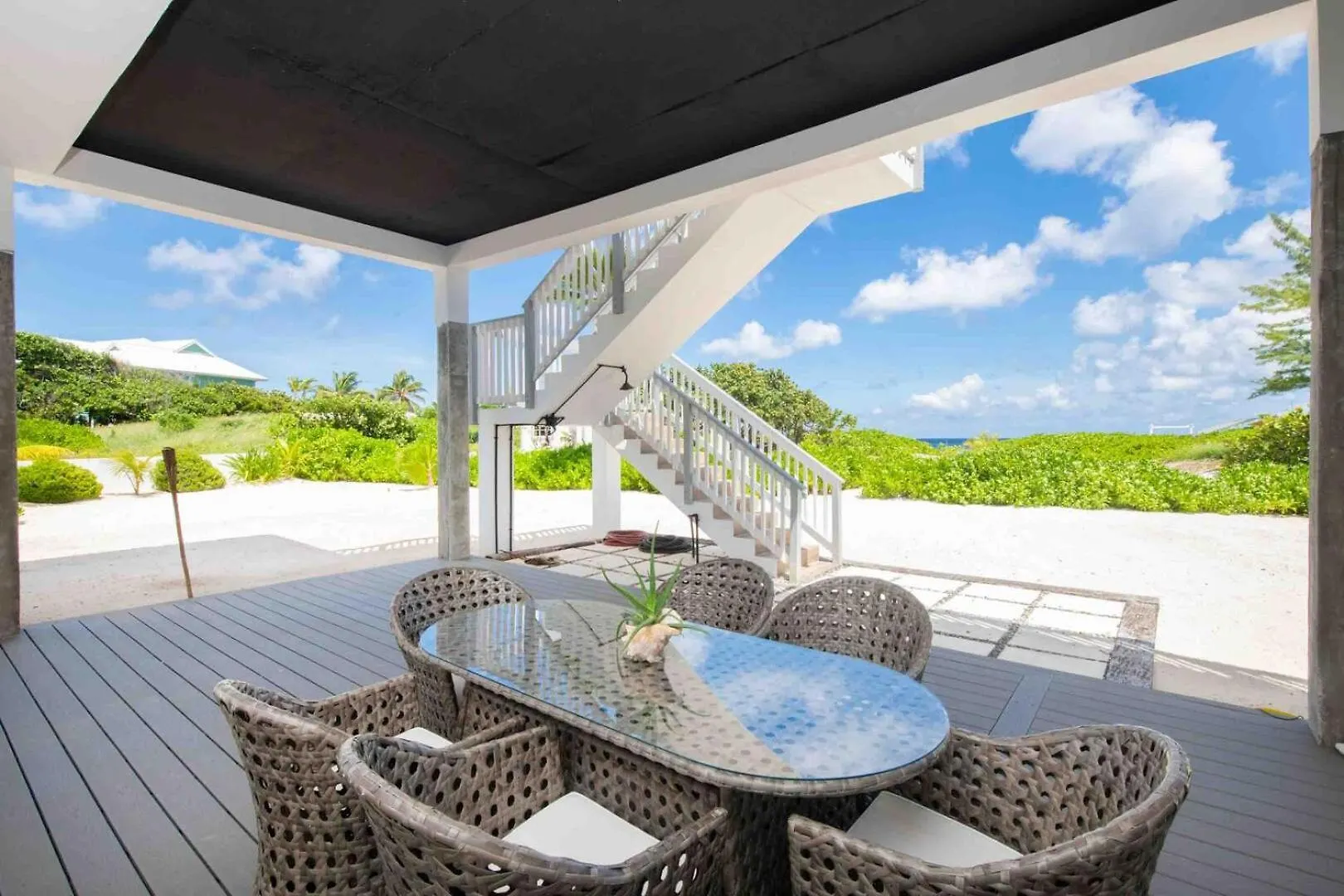 Timmys Place - Charming Oceanfront Villa With Direct Beach Access And Scenic Views Driftwood Village