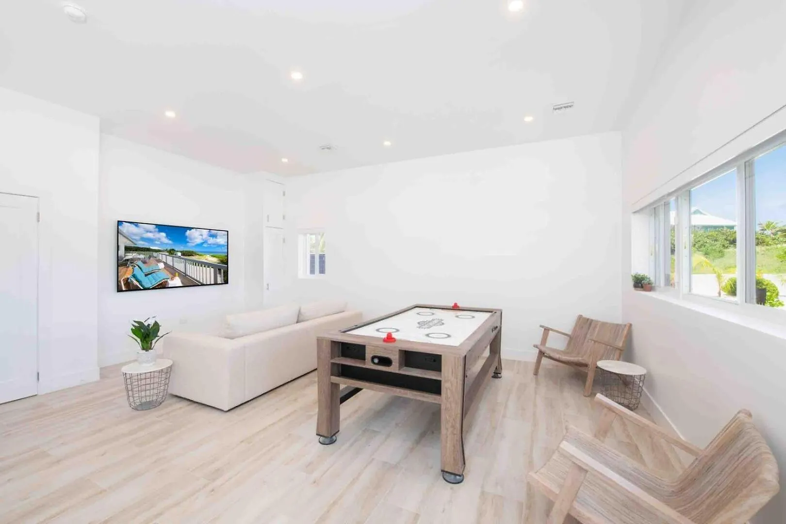 Timmys Place - Charming Oceanfront Villa With Direct Beach Access And Scenic Views Driftwood Village