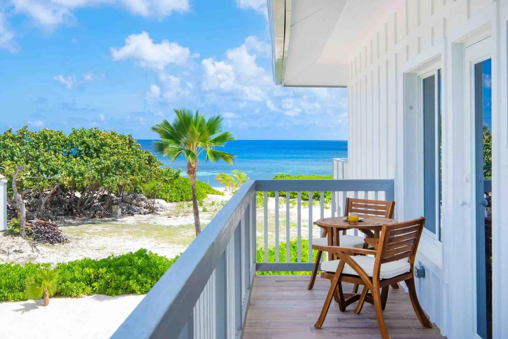 Timmys Place - Charming Oceanfront Villa With Direct Beach Access And Scenic Views Driftwood Village